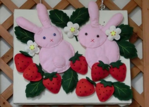 室内の飾り（イチゴとウサギ）